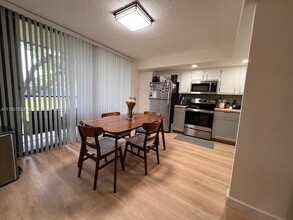 8015 SW 107th Ave in Miami, FL - Building Photo - Building Photo