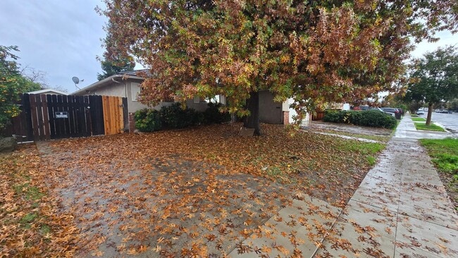 4184 N Briarwood Ave in Fresno, CA - Foto de edificio - Building Photo