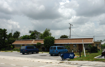 6321 Pembroke Rd in Hollywood, FL - Building Photo - Building Photo