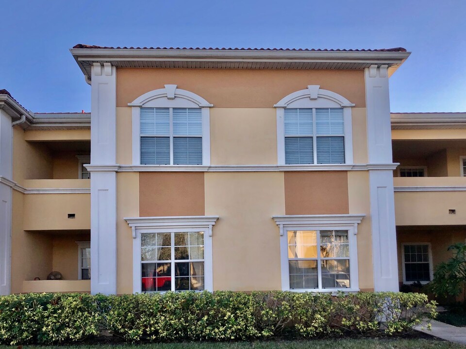 1010 Villagio Cir in Sarasota, FL - Building Photo