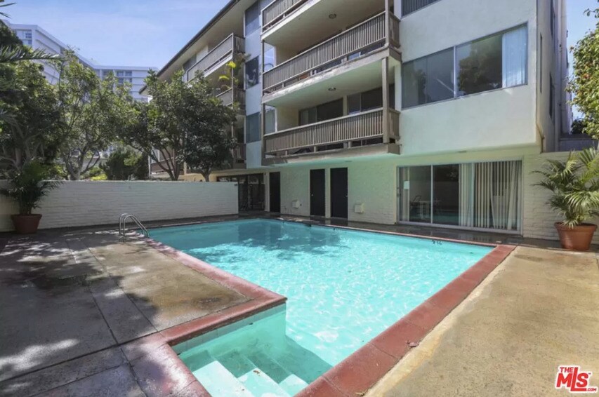 153 San Vicente Blvd in Santa Monica, CA - Building Photo