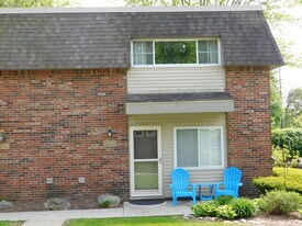 543 Longshore Dr in Ann Arbor, MI - Building Photo