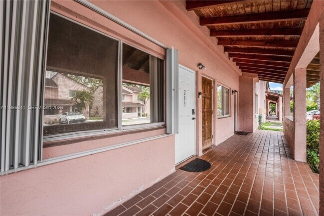 8033 Lake Dr in Doral, FL - Building Photo - Building Photo