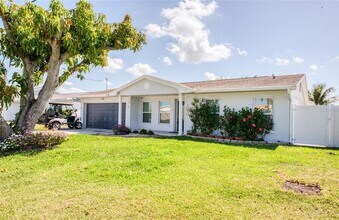 551 Crystal Dr in Madeira Beach, FL - Building Photo - Building Photo