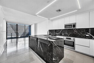 88 SW 7th St in Miami, FL - Building Photo