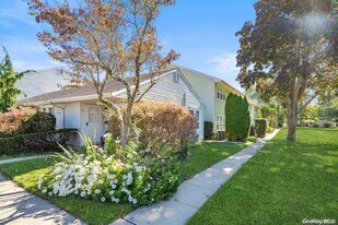 51 Whalers Cove Dr in Babylon, NY - Building Photo