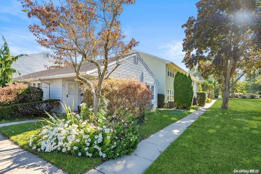 51 Whalers Cove Dr in Babylon, NY - Building Photo