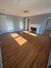 3 Oak St, Unit #2 in Uxbridge, MA - Foto de edificio - Building Photo