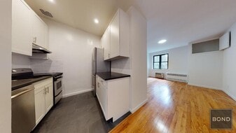 230 E 81st St in Manhattan, NY - Building Photo