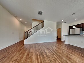 2560 Sunrise Lndg Lp in Tavares, FL - Foto de edificio - Building Photo