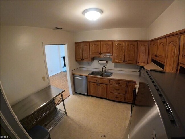 1725 W 49th St in Norfolk, VA - Foto de edificio - Building Photo