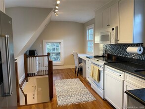 4 Sycamore Ln in West Hartford, CT - Building Photo - Building Photo