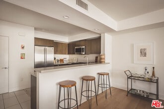 118 Kings Rd in Los Angeles, CA - Building Photo - Building Photo