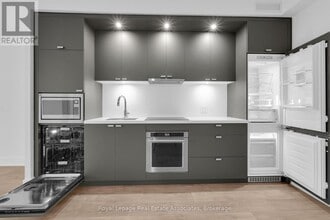 259 The Kingsway in Toronto, ON - Building Photo - Building Photo