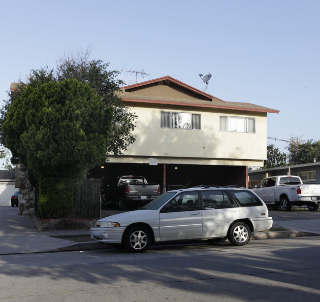 6727 Irvine Ave in North Hollywood, CA - Foto de edificio - Building Photo