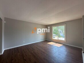 952 W 59th Cir in Merrillville, IN - Building Photo - Building Photo