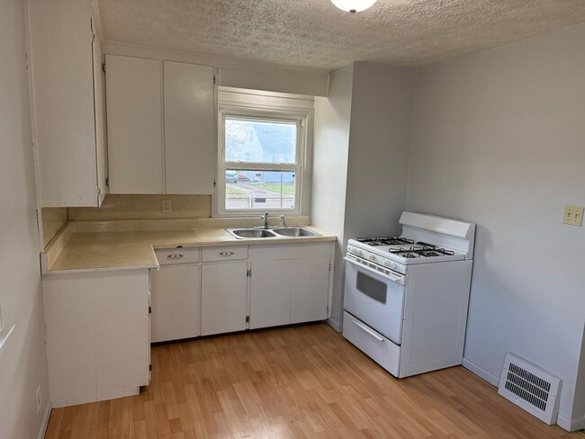 2833 Gilbert Ave NE in Canton, OH - Building Photo - Building Photo