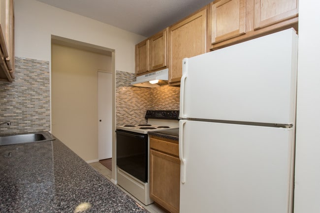 Oak Ridge Village in Milford, MA - Foto de edificio - Interior Photo