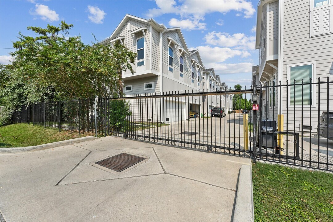 5610 Patrick St in Houston, TX - Building Photo