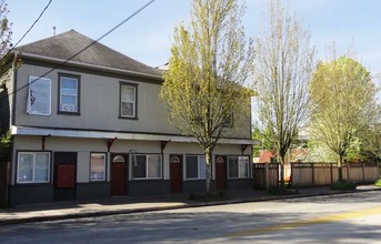 817 S Cloverdale St in Seattle, WA - Foto de edificio - Building Photo