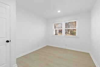 2709 S Cedar Crest Dr in Independence, MO - Building Photo - Building Photo