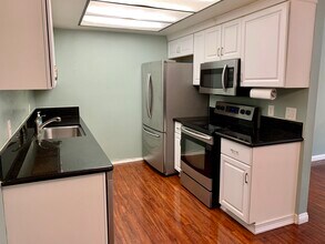 10232 Black Mountain Rd, Unit 104 in San Diego, CA - Building Photo - Building Photo