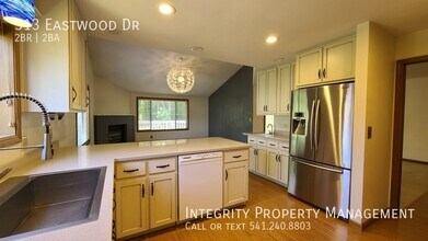 313 Eastwood Dr in Medford, OR - Building Photo - Building Photo