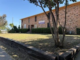 830 N Lancaster Ave in Dallas, TX - Building Photo