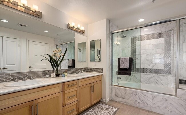 property at 931 E Walnut St