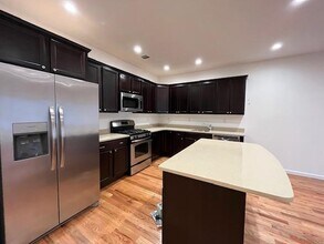 50 Sintsink Dr E in Port Washington, NY - Building Photo - Building Photo