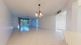 3300 W Rolling Hills Cir in Davie, FL - Building Photo
