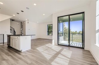 2038 S Holly St in Denver, CO - Foto de edificio - Building Photo