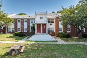 MEADOWBROOK GARDENS APARTMENTS in Parsippany, NJ - Building Photo - Building Photo