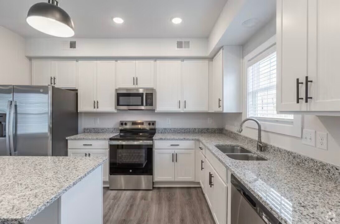 108 B Aviator Cir in Oak Grove, KY - Building Photo