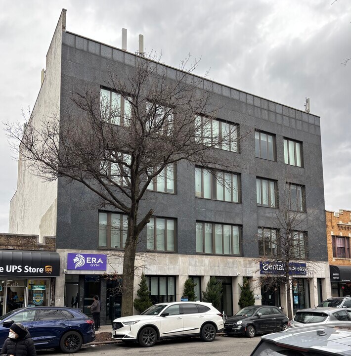 2818 Steinway St in Astoria, NY - Building Photo