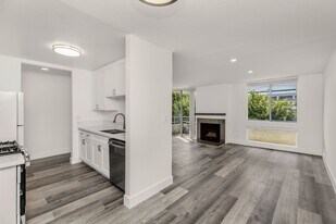 1751 S Bentley Ave in Los Angeles, CA - Building Photo