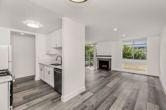 1751 S. Bentley in Los Angeles, CA - Foto de edificio - Building Photo