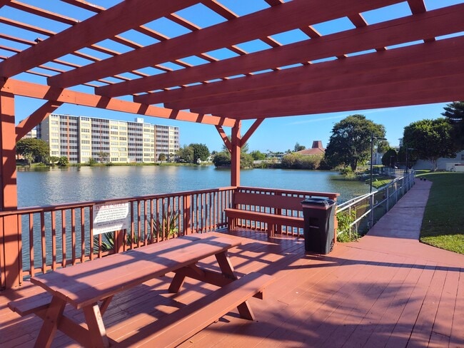 1605 NE 185th St, Unit 105 in Miami, FL - Foto de edificio - Building Photo