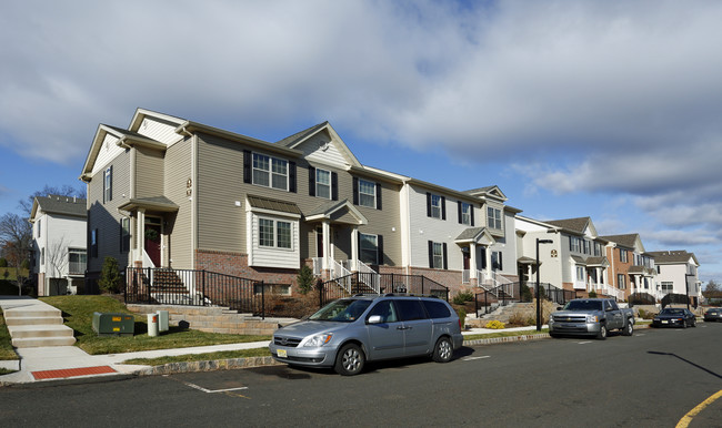 Sunnymeade Run in Hillsborough, NJ - Foto de edificio - Building Photo