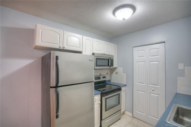 86 Buddington Rd in Groton, CT - Building Photo - Building Photo