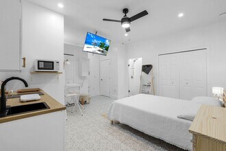 167 5th St, Unit 4 in Naples, FL - Foto de edificio - Building Photo
