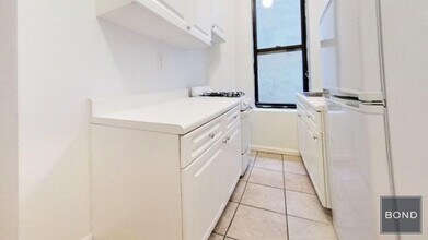 411 E 70th St in New York, NY - Building Photo - Building Photo