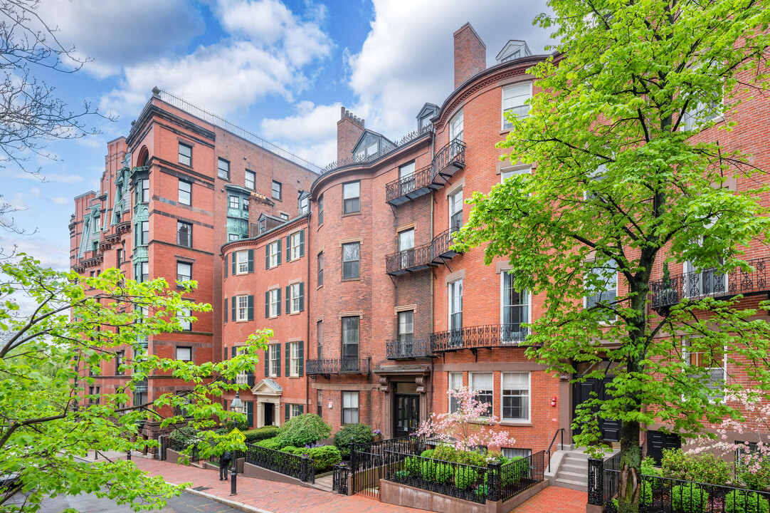 2 Joy St in Boston, MA - Building Photo