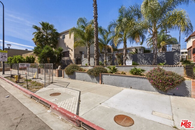 5117 Crenshaw Blvd in Los Angeles, CA - Foto de edificio - Building Photo