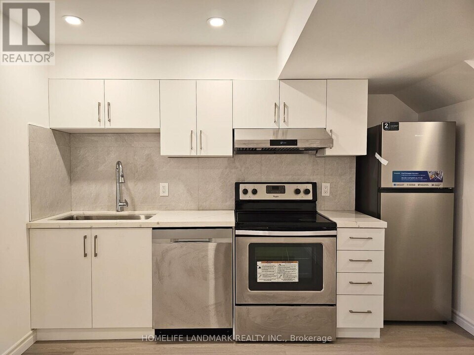 9 Frisinger Ln in Markham, ON - Building Photo