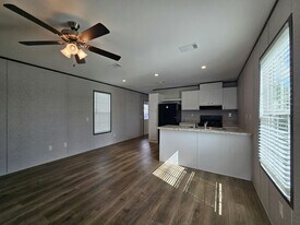 557 Suwanee Dr in North Fort Myers, FL - Building Photo