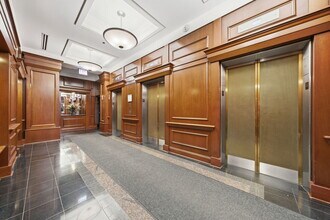 212 W Washington St in Chicago, IL - Building Photo - Building Photo