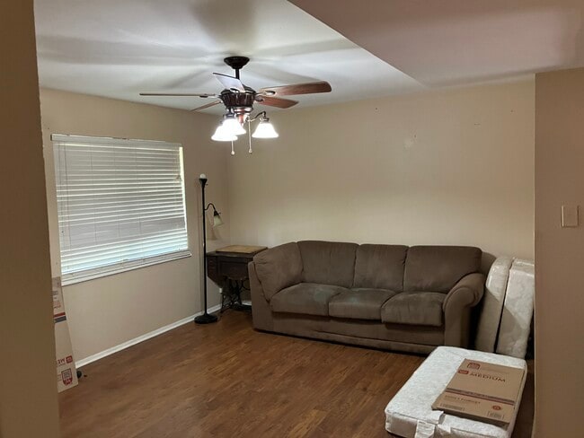 1906 Sunnyside Rd in Floresville, TX - Building Photo - Building Photo