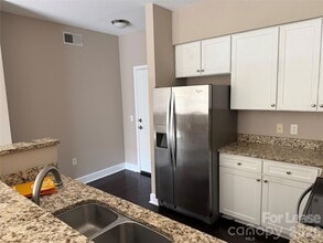 1315 East Blvd, Unit 412 in Charlotte, NC - Foto de edificio - Building Photo