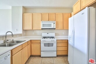 6400 Crescent Park E, Unit 302 in Los Angeles, CA - Building Photo - Building Photo